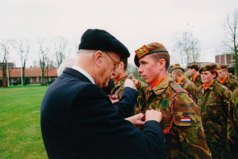 Nieuwe leden van het regiment ontvangen het invasiekoord uit handen van een veteraan van het regiment. Archieffoto: ministerie van Defensie.