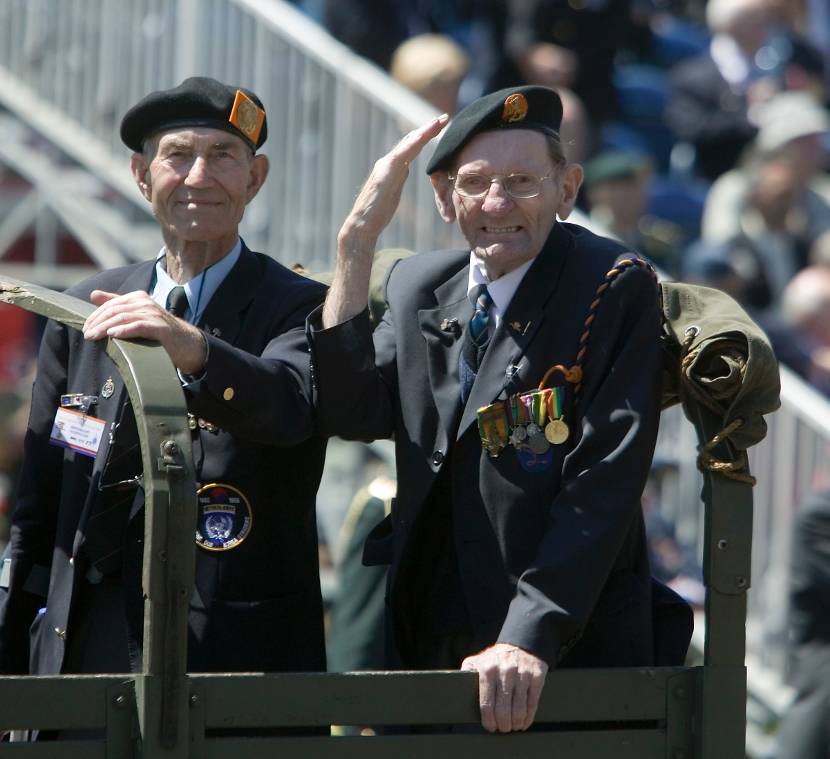 Veteranen van de Irenebrigade in een jeep tijdens de Nationale Veteranendag.