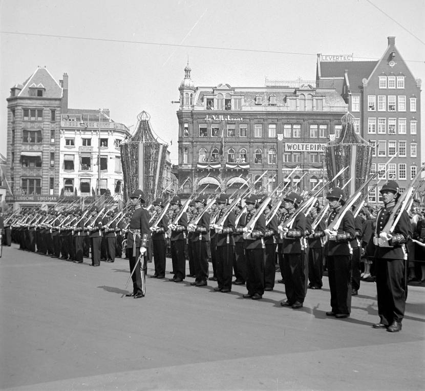 Het Garderegiment Prinses Irene in ceremonieel tenue in 1948. Archieffoto: ministerie van Defensie.