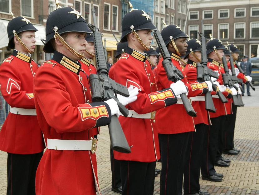 Fuseliers in ceremonieel tenue. Archieffoto: ministerie van Defensie.