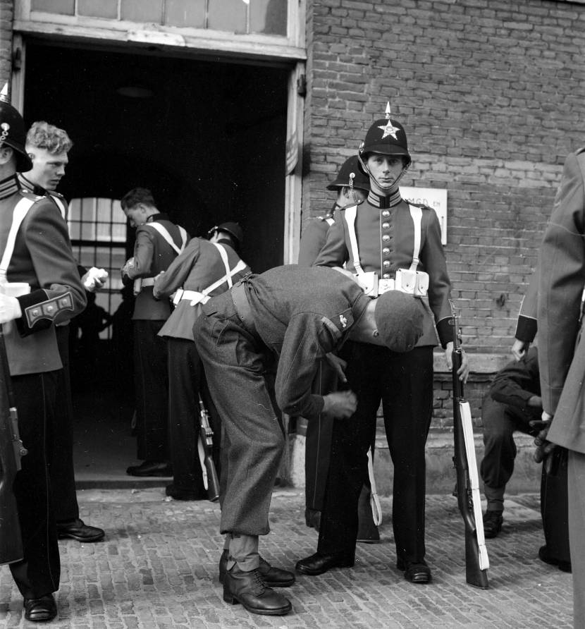 Garderegiment Prinses Irene tijdens ontvangst van het ceremonieel tenue in 1948 in Amsterdam. Archieffoto: ministerie van Defensie.