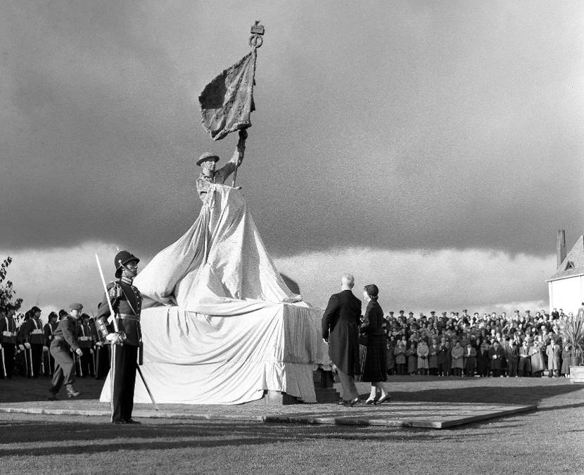 De prinses onthult een monument.