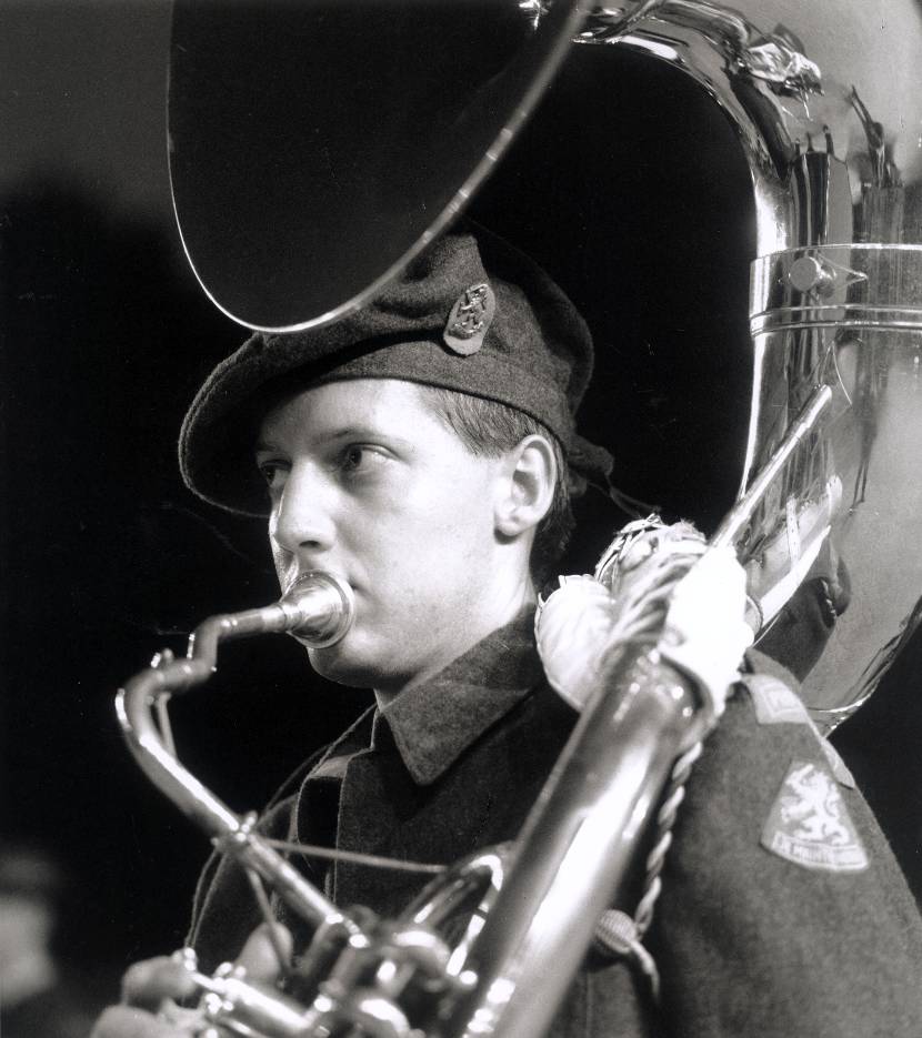 Muzikant speelt bastuba. Archieffoto: ministerie van Defensie.