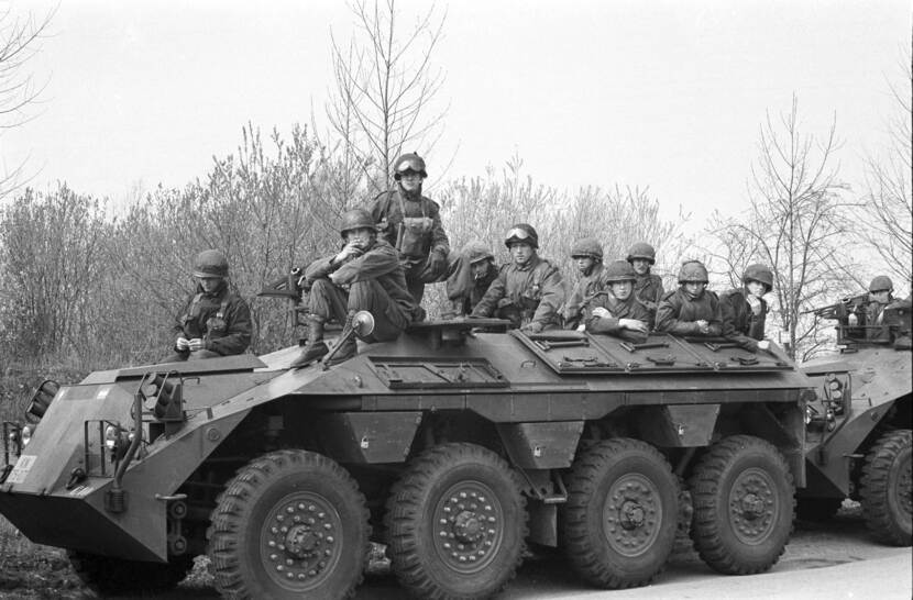 Een DAF YP-408 met daarop militairen van 11 Pantserinfanteriebataljon Garde Grenadiers. Midden jaren ’60.