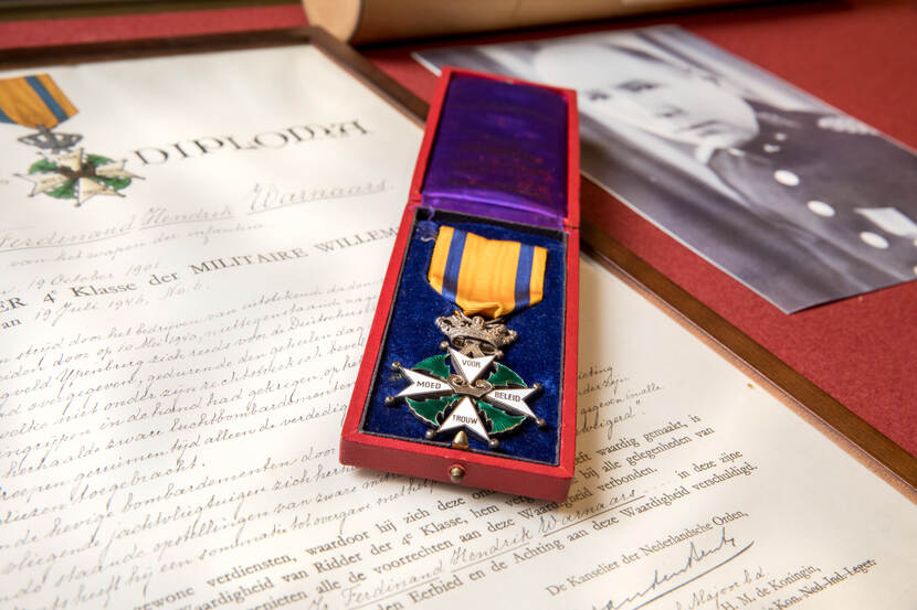 Het Ridderdiploma, de medaille en foto van reserve-eerste-luitenant F. H. Warnaars. Foto: Rob Gieling