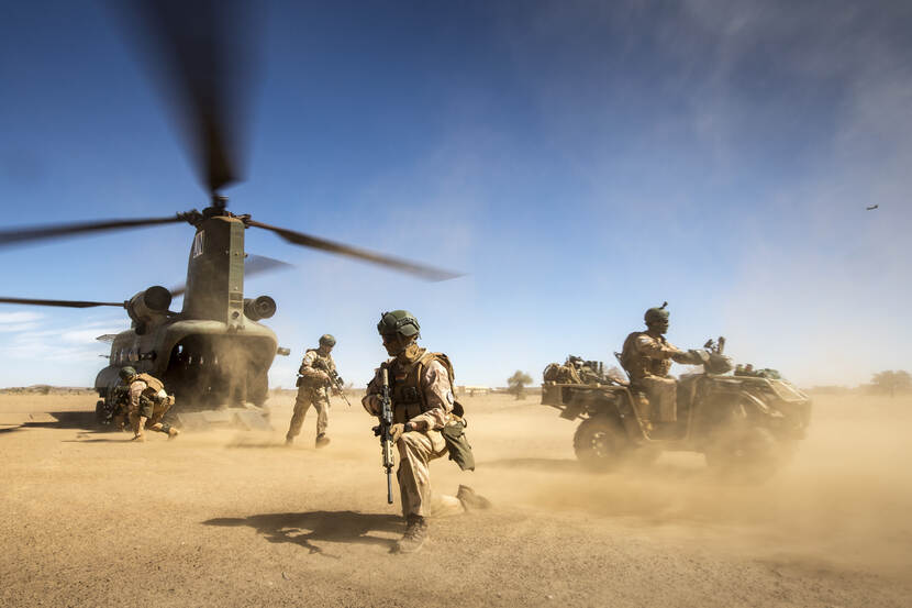 Een Chinook in Mali stijgt uit.