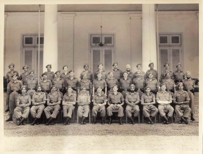 Groepsfoto officieren van 1-RJ (OVW) met officieren van 8-Punjab in Indonesië.