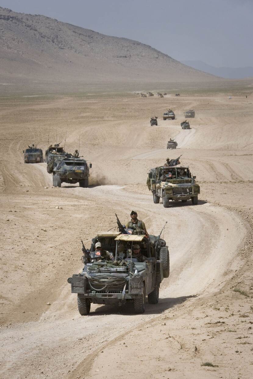 Militairen rijden van Chora naar Kamp Holland in Afghanistan.