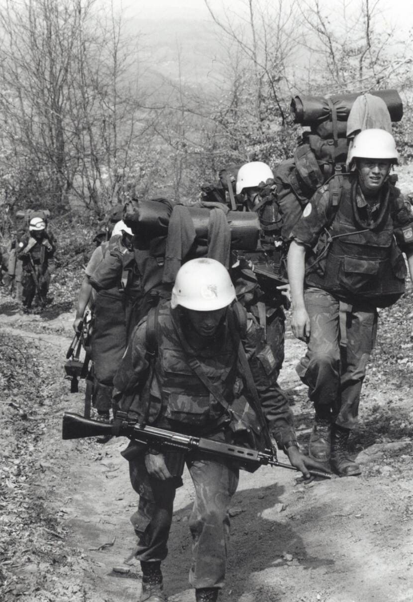 Militairen lopen naar observatieposten in Srebrenica.