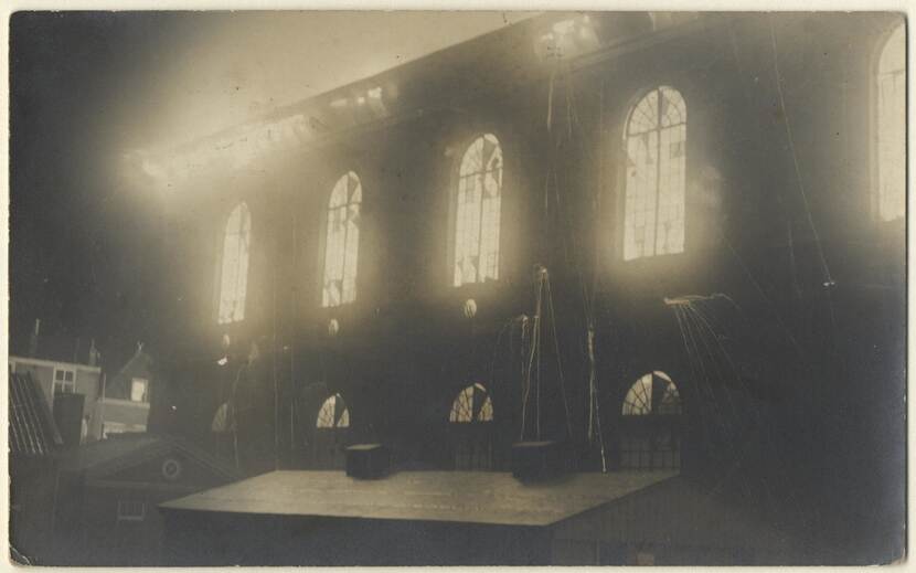 De Oranjekazerne in Den Haag stond in brand in 1919.