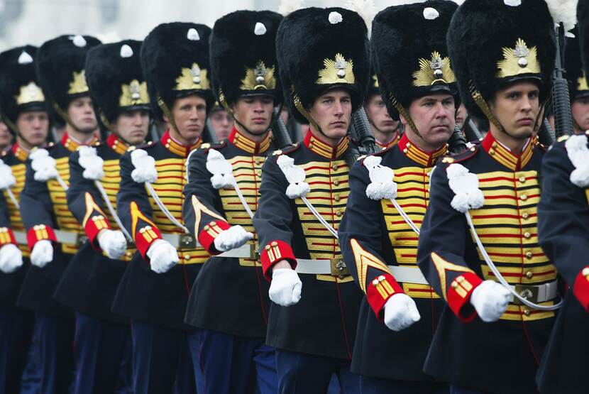 Militairen in ceremonieel tenue Grenadiers.