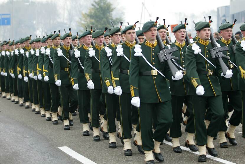 Militairen defileren in ceremonieel tenue Jagers.