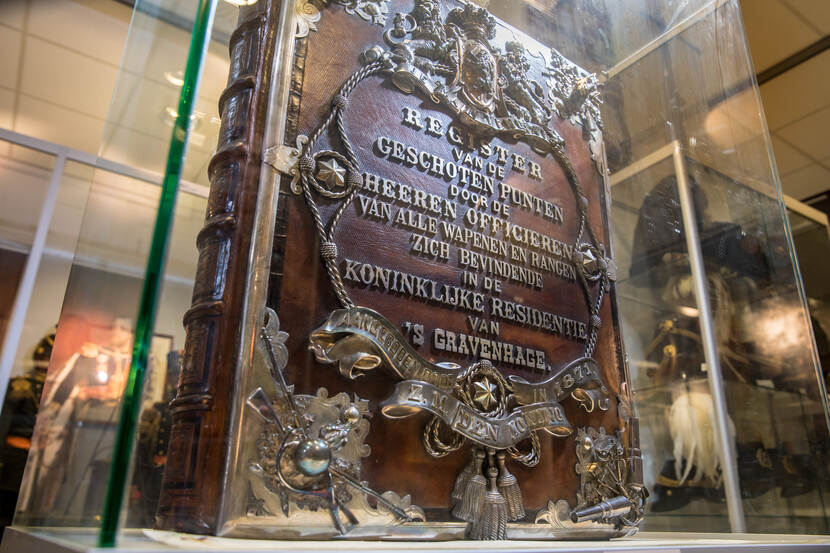 Schietboek geschonken door Koning Willem III  met de tekst 'Register van de geschoten punten door de heeren officieren van alle wapenen en rangen zich bevindende in de Koninklijke Residentie van 's Gravenhage.
