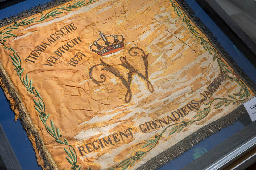 Het oude vaandel van het Regiment Grenadiers en Jagers.