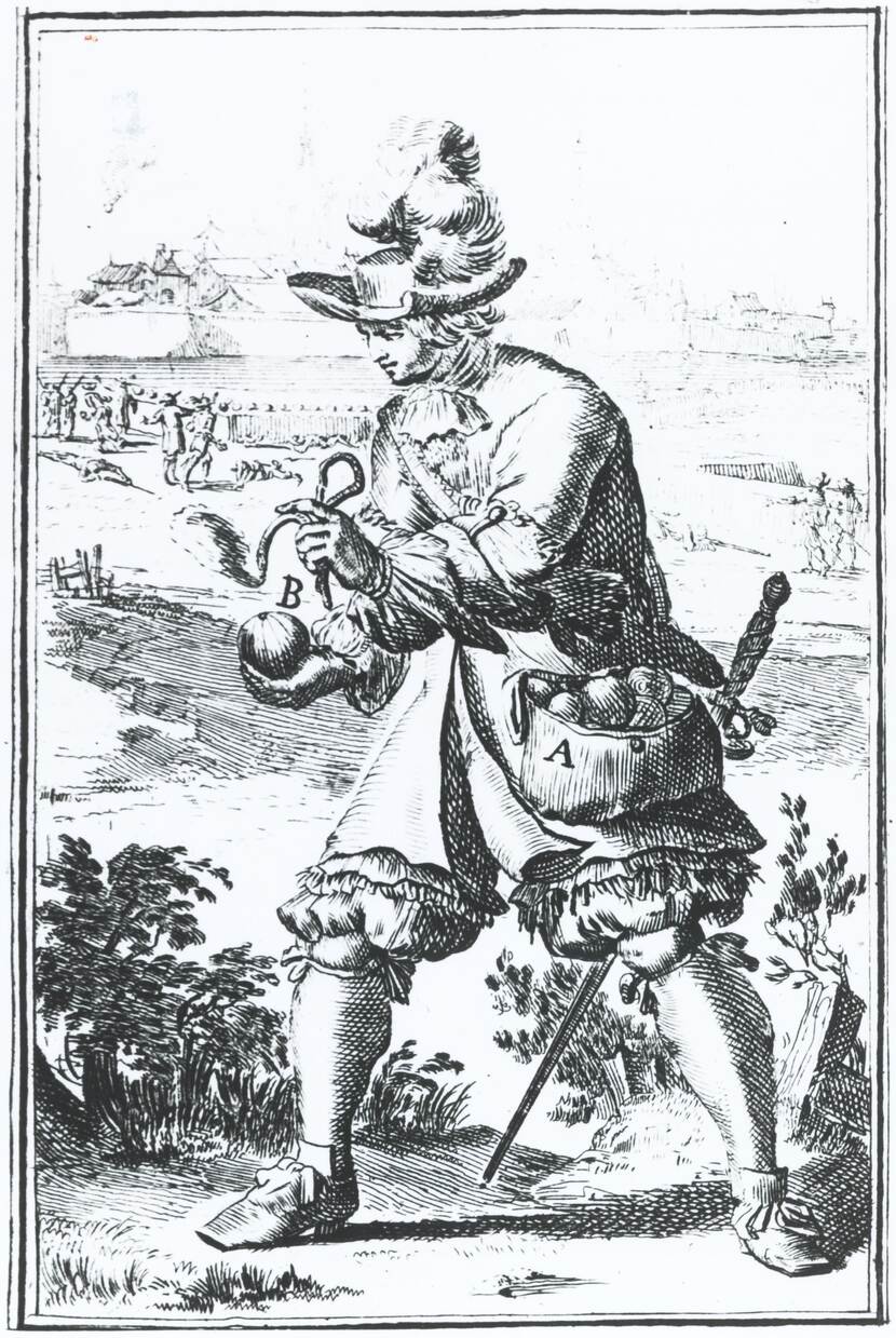 Tekening van een grenadier in de 17e eeuw. Hij is bezig een granaat aan te steken met een lont. Op zijn linkerheup draagt hij de tas met granaten.