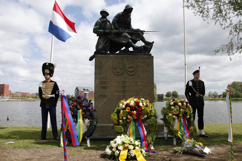 Twee militairen in ceremonieel tenue bij het monument voor gesneuvelde Grenadiers en Jagers te Ypenburg.