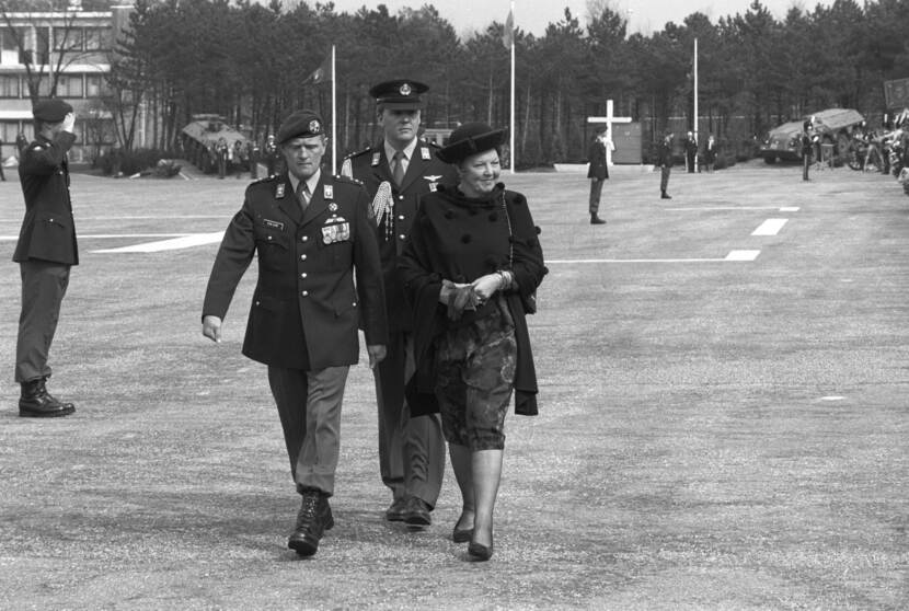 Luitenant-kolonel P. van Uhm, prins Willem-Alexander en koningin Beatrix