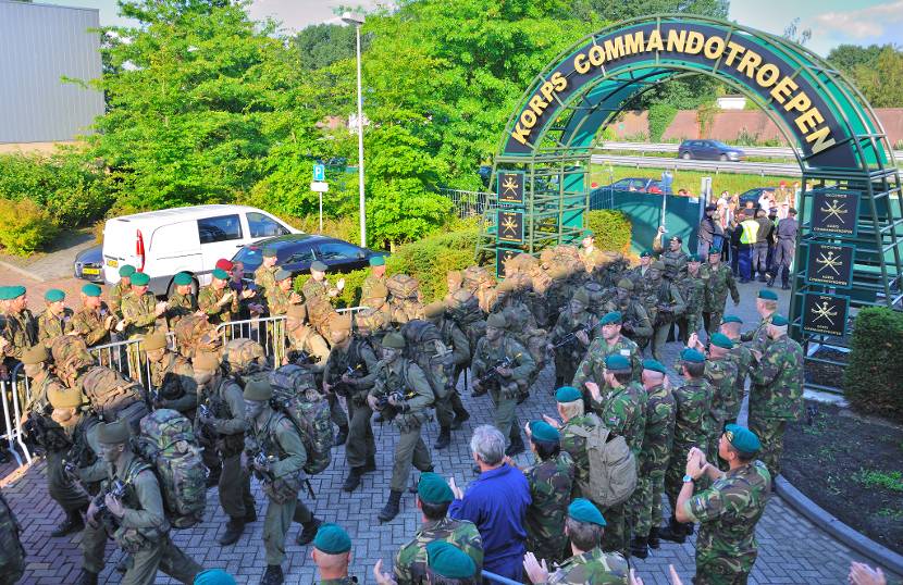 Militairen van het Korps Commando Troepen marcheren.