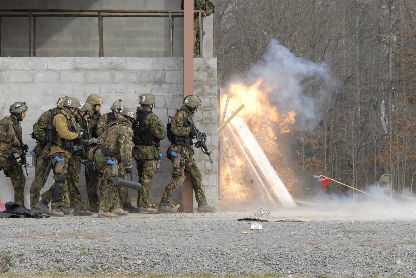 Militairen van het Korps Commando Troepen oefenen.