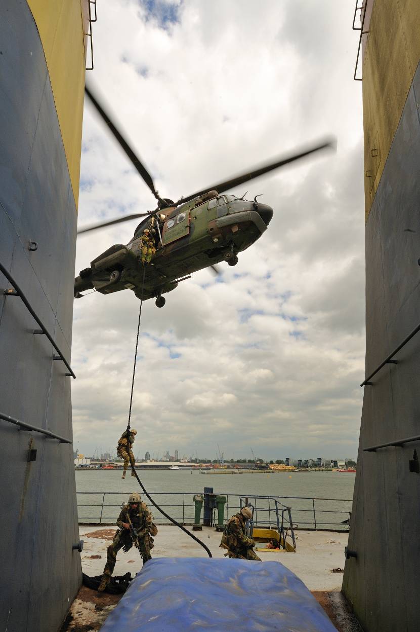 Commando's dalen af vanuit een helikopter.