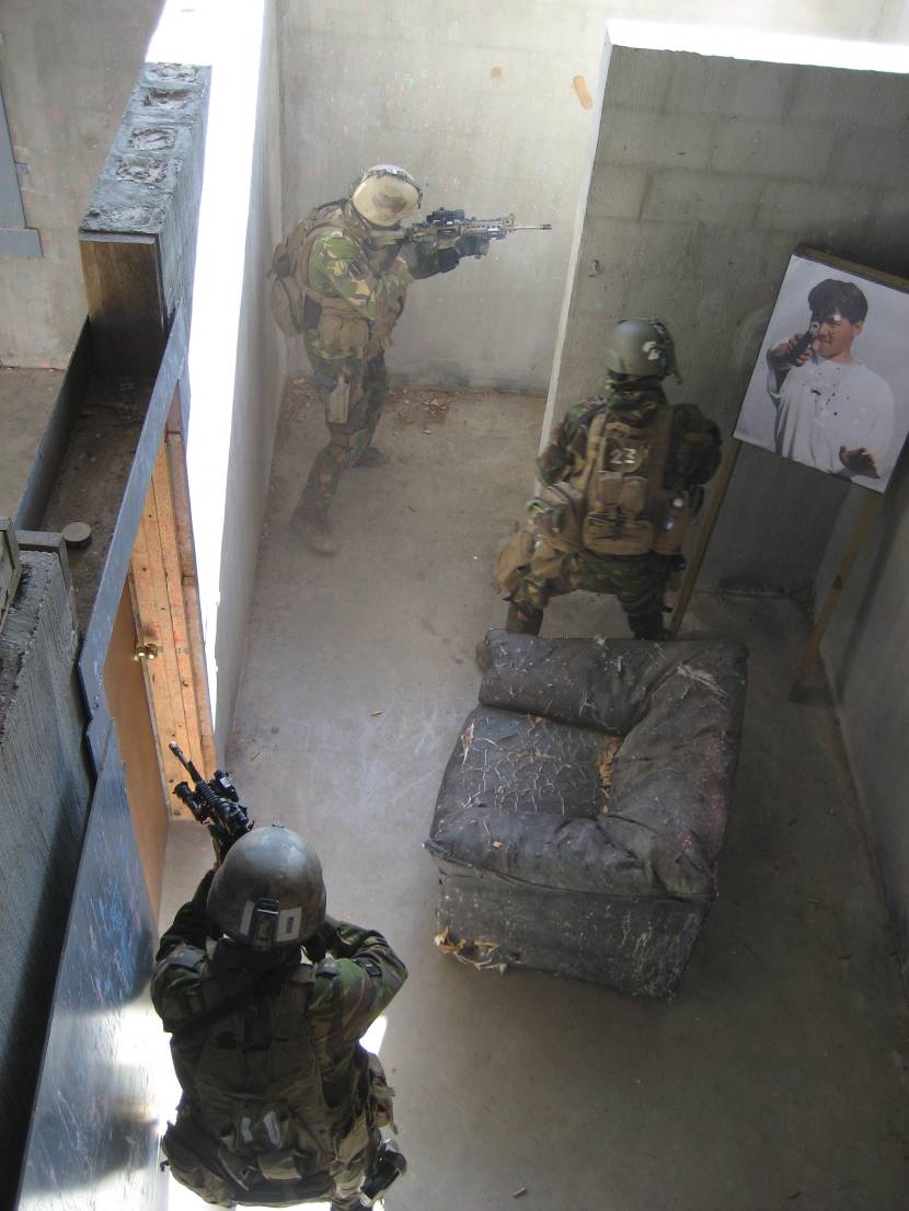 Commando's oefenen in een huis.