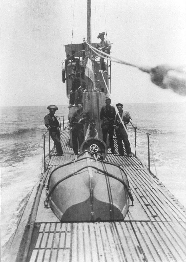 Militairen op een onderzeeboot.