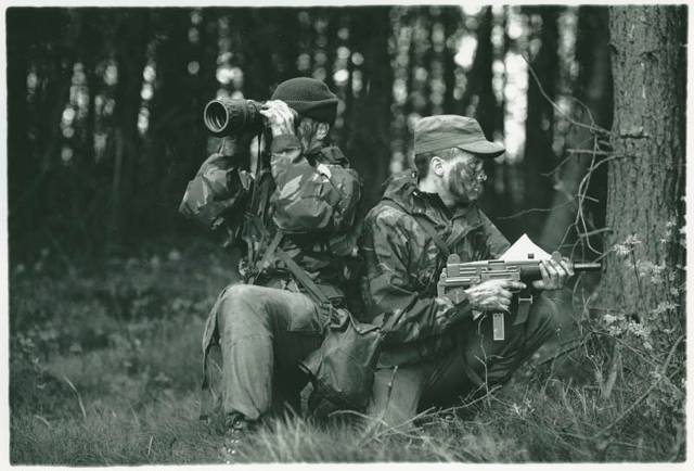 Militairen houden de omgeving in de gaten tijdens een oefening.