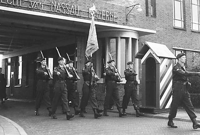 Commando's met vaandel verlaten de Engelbrecht van Nassaukazerne in Roosendaal.