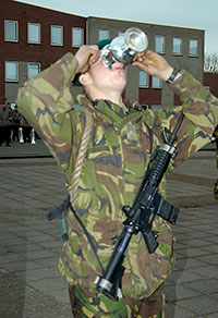 Commando drinkt uit een zilveren beker.