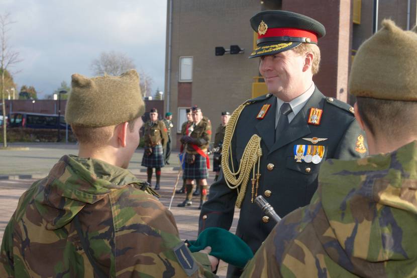 Prins Willem Alexander praat met een commando.