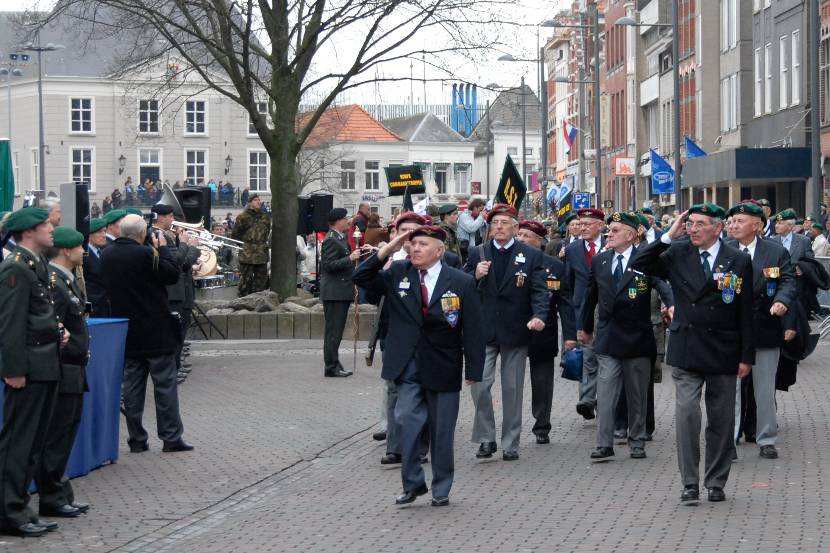 Commando-veteranen defileren door de stad.