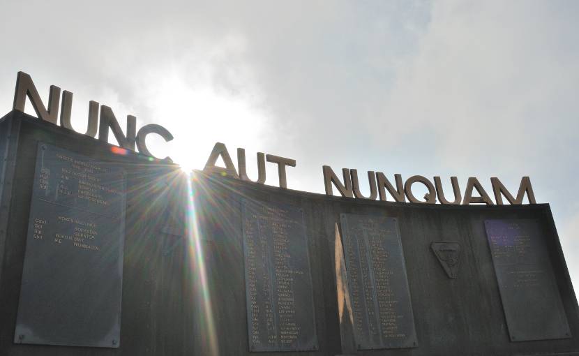 Commandomonument met de namen van de 75 gesneuvelde commando’s.