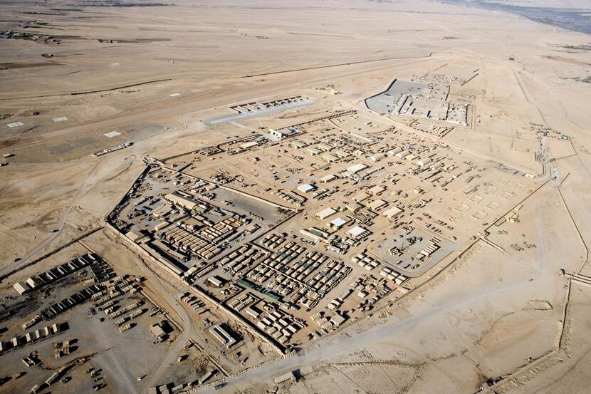 Luchtfoto van Kamp Holland in Afghanistan, 2006.