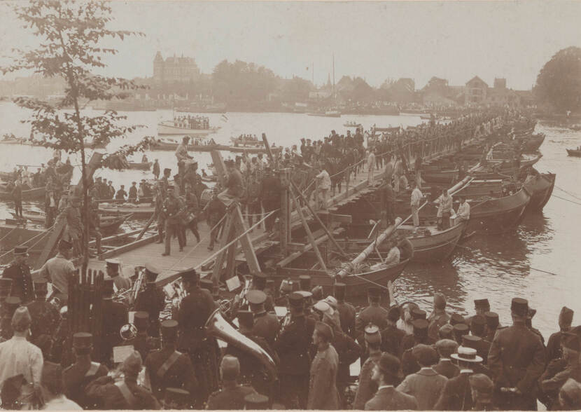 Foto uit 1913: heel veel mensen lopen op de brug over de Oude Maas bij Zwijndrecht.