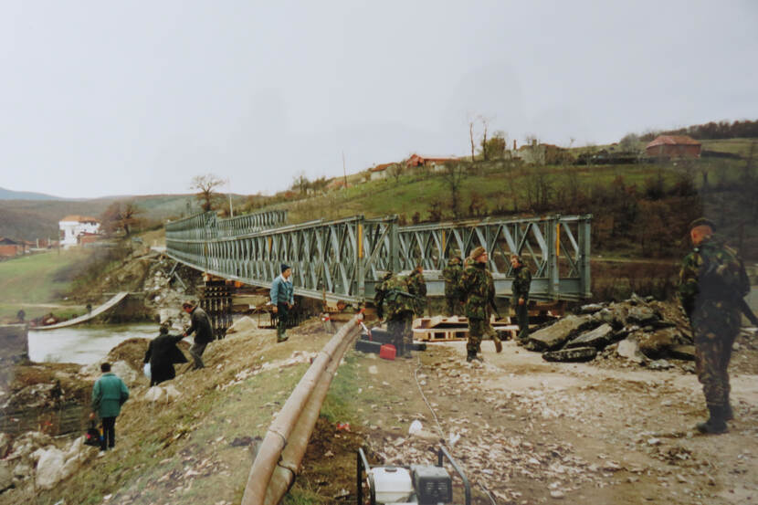 Militairen bouwen een Mabey-Johnsonbrug in Kosovo.
