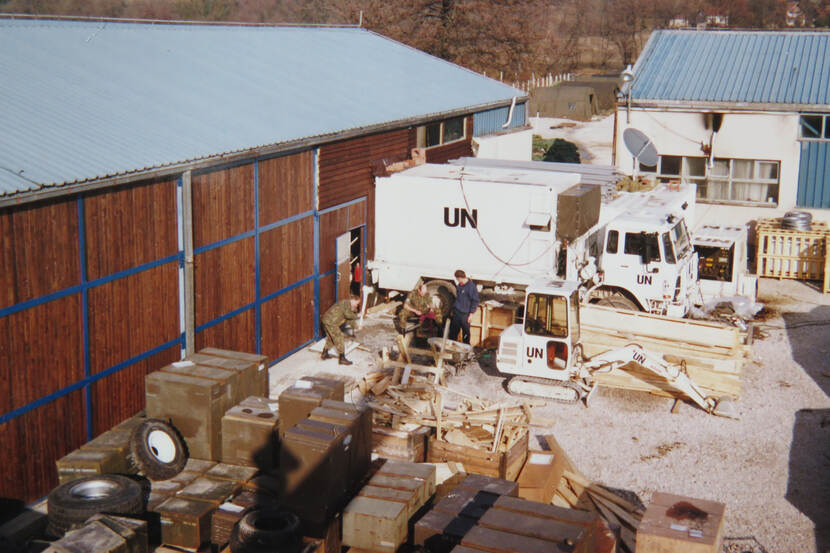 Een witte vrachtwagen met de tekst UN op een kamp in Bosnië.
