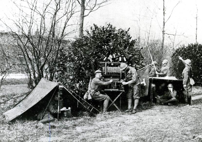 Militairen te velden aan het telefoneren.