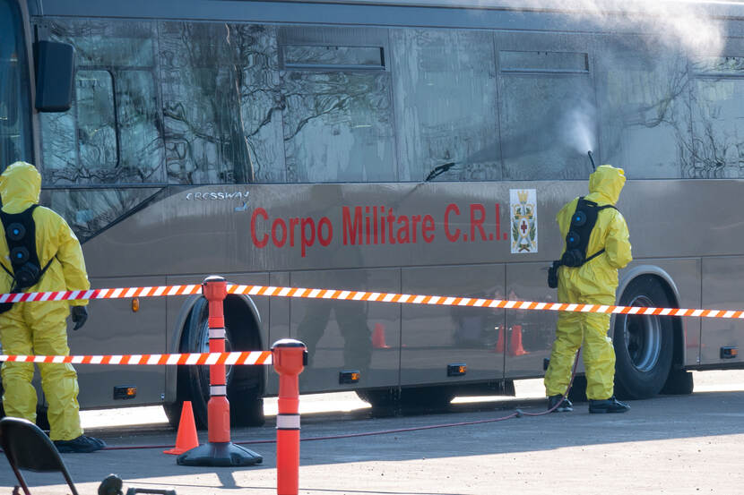 2 militairen spuiten een Italiaanse bus.