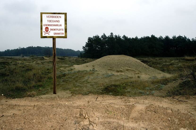 Bord op schietbanen en oefenterreinen met de tekst: verboden toegang, levensgevaarlijk, onontplofte granaten.