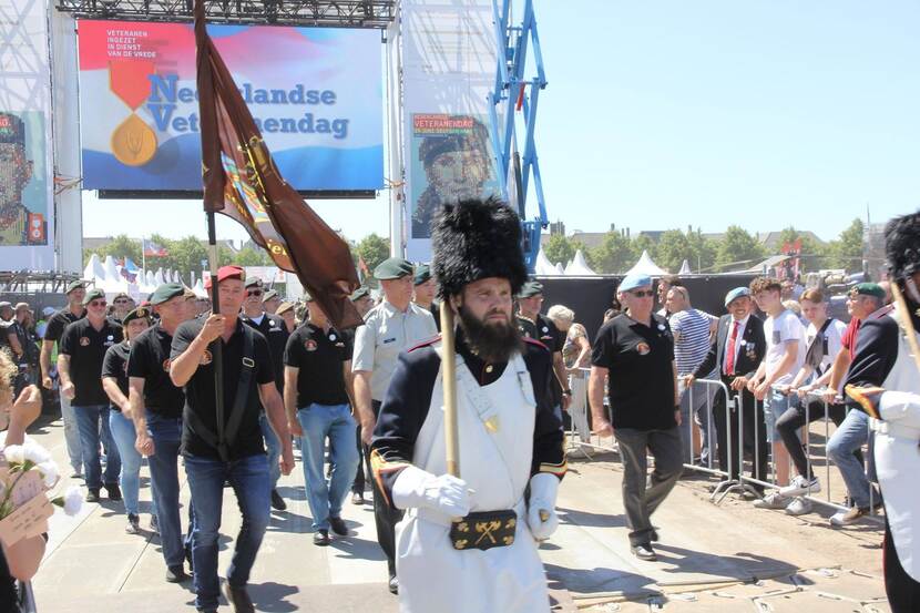 Geniedetachement defileert tijdens de jaarlijkse Nederlandse Veteranendag.