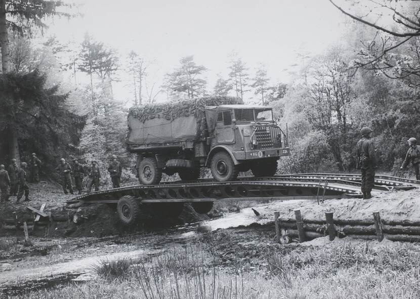 Een DAF-vrachtwagen passeert een rijsporenbrug.