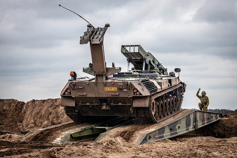 Een Leopard 1-brugleggende tank .