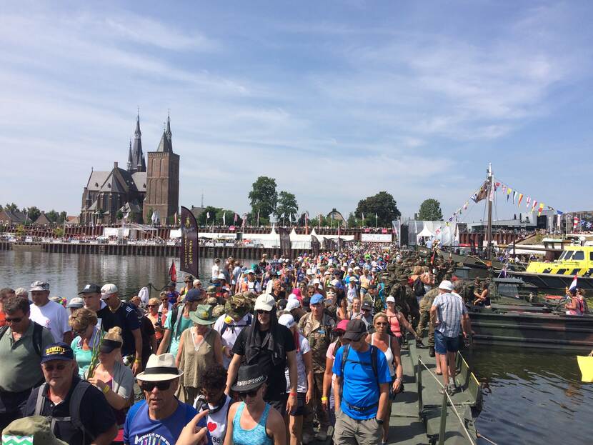Pontonniers lopen op de befaamde brug over de Maas bij Cuijk.