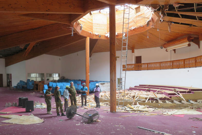 Genisten inspecteren een kerkgebouw op Sint Maarten.