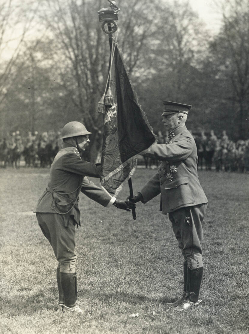 Het vaandel van de genietroepen wordt uitgereikt (1927).