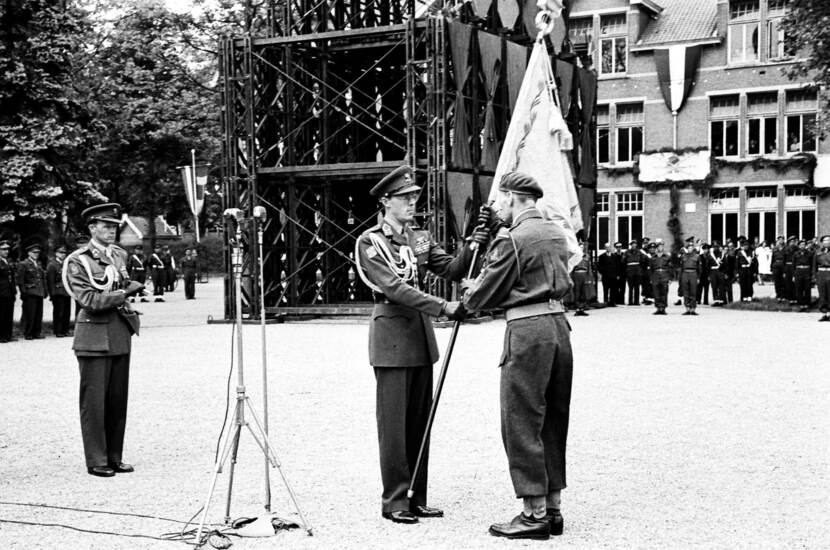 Uitreiking van het vaandel in 1948.