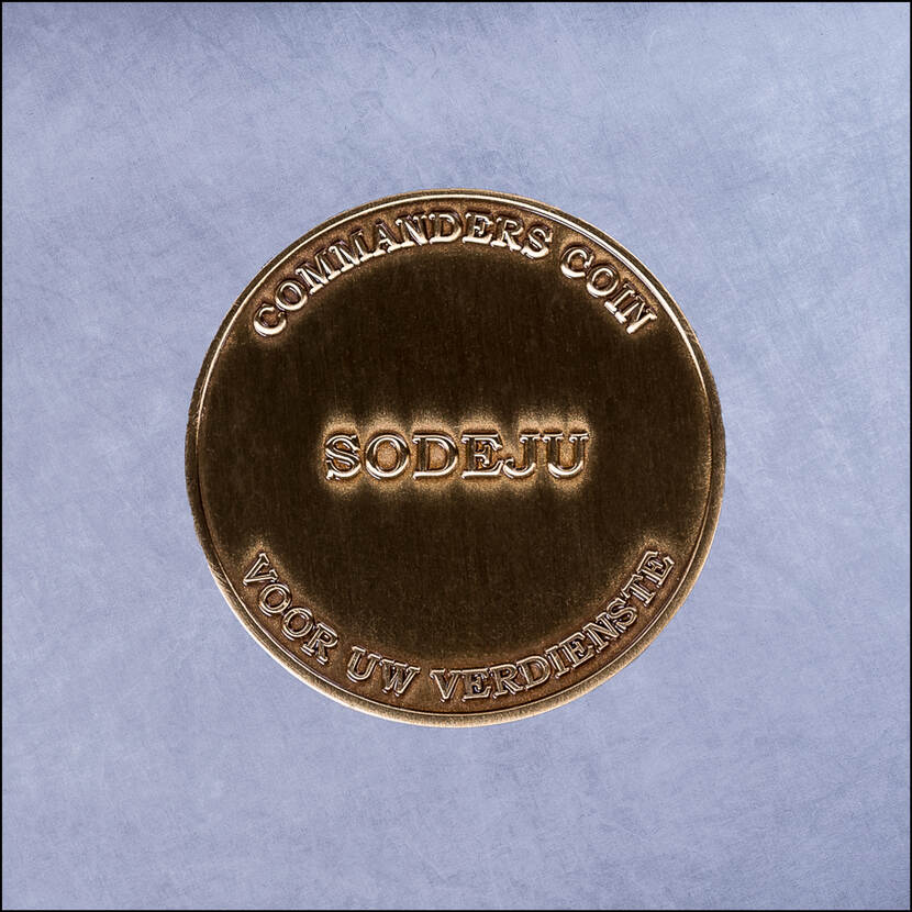 Een munt met tekst: commanders coin, sodeju, voor uw verdienste.