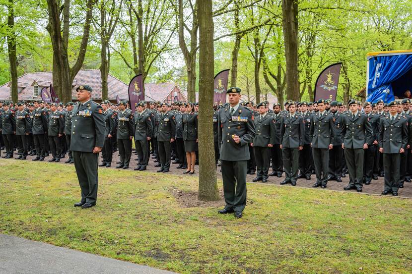 Militairen staan aangetreden tijdens de Wapendag.