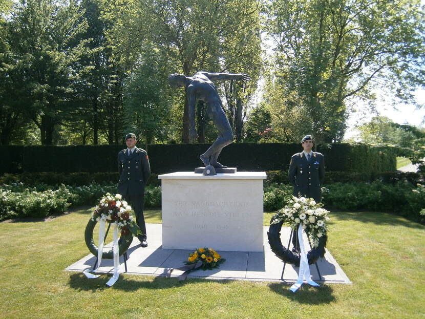 Erewacht bij het monument ‘De Vallende Man’ in Dordrecht.