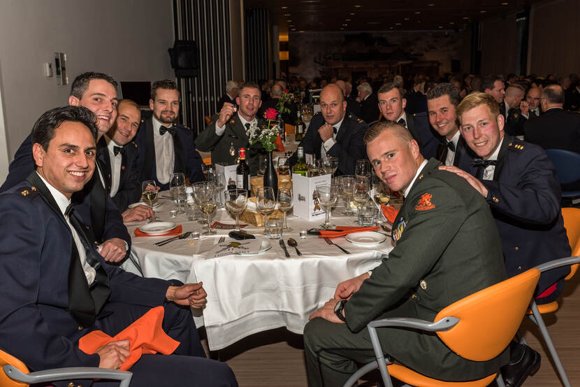 Militairen aan tafel tijdens het regimentsdiner.